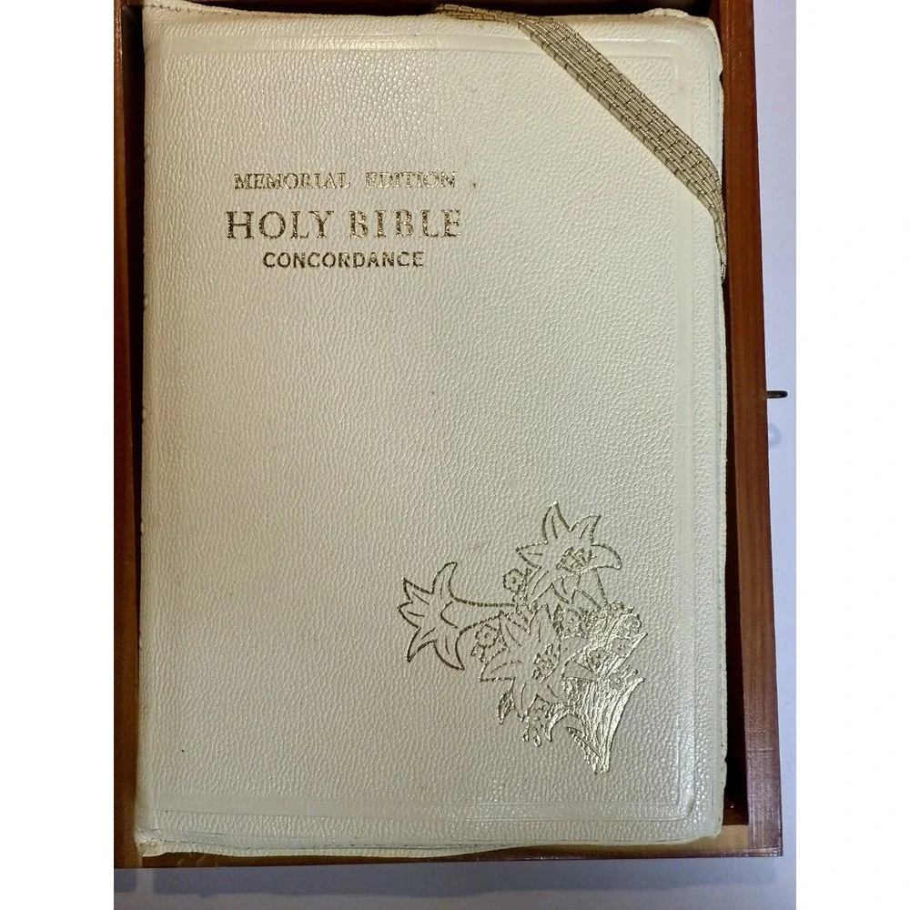 VTG 1950's White Memorial‎ Bible W/Concordance From Union In Cedar Box